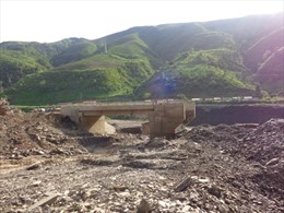 Lai Châu: Hàng nghìn m3 đất đá dọa sạt lở xuống nhà dân